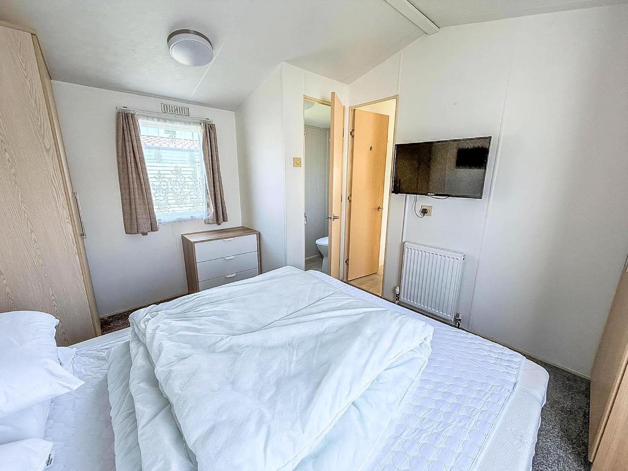 6 Berth Staycation Caravan Nearby Clacton-On-Sea In Essex Ref 26254E Екстериор снимка